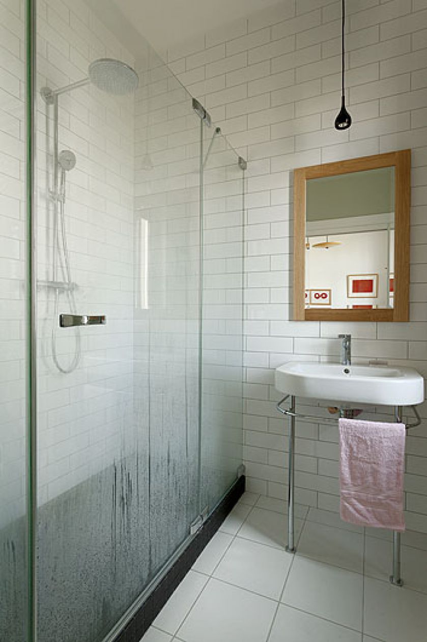 Łazienka w kolorach, które dominują w całym mieszkaniu. Brązy i szarości, ale rozbielone.