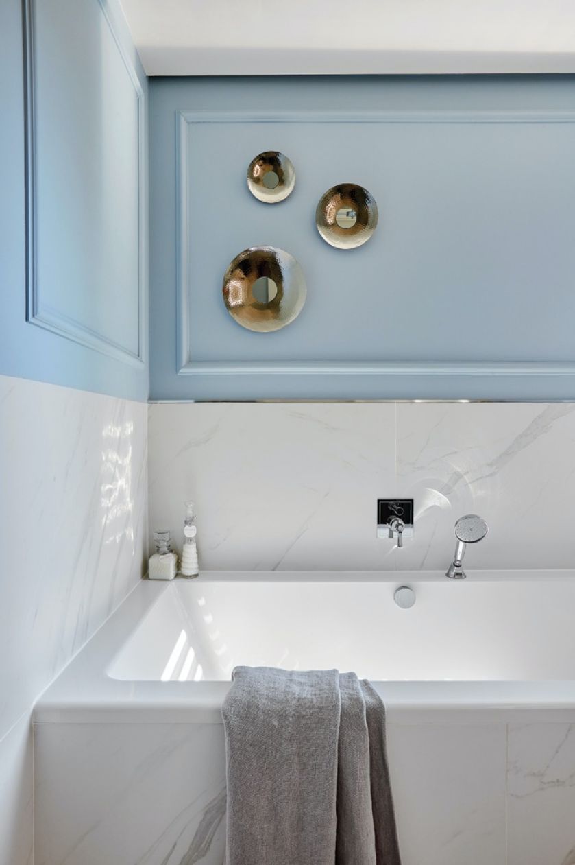 biało niebieska łazienka