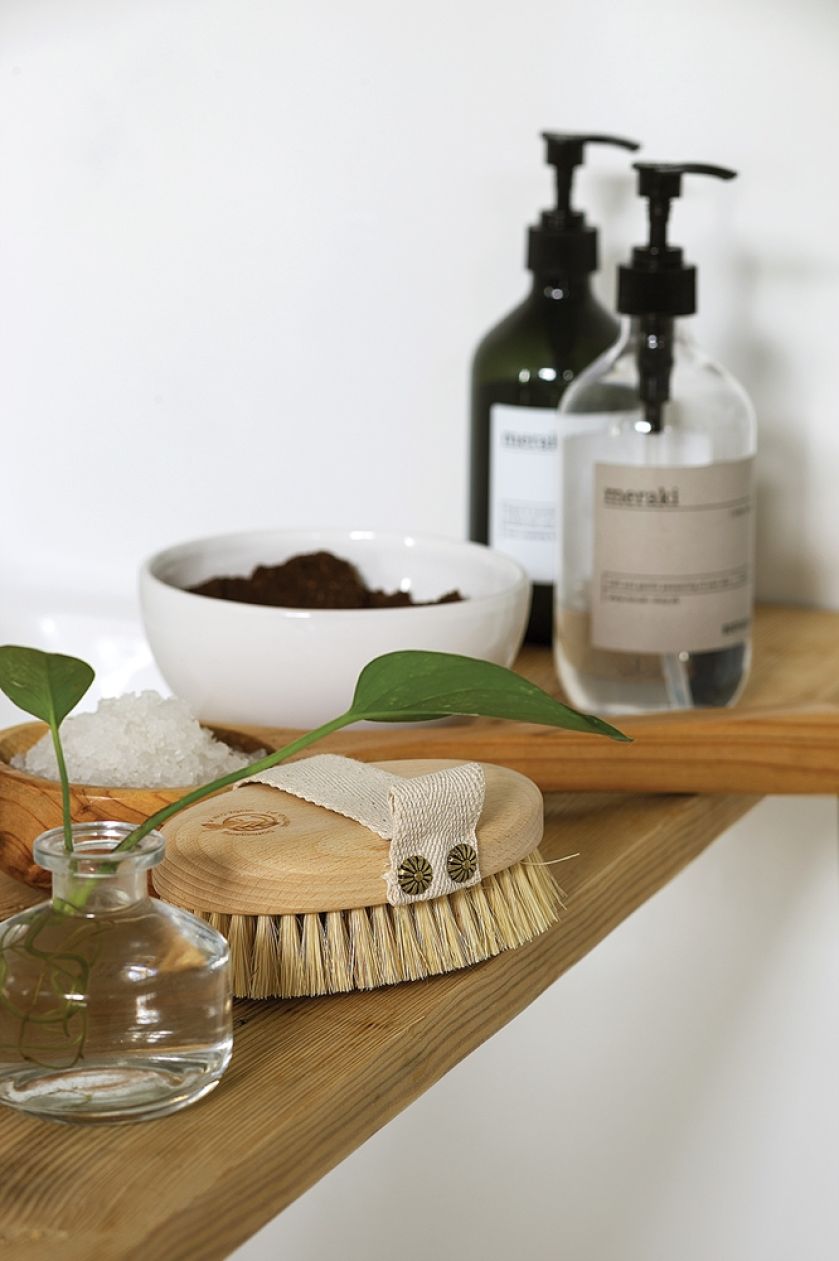 biała łazienka z drewnem aranżacje