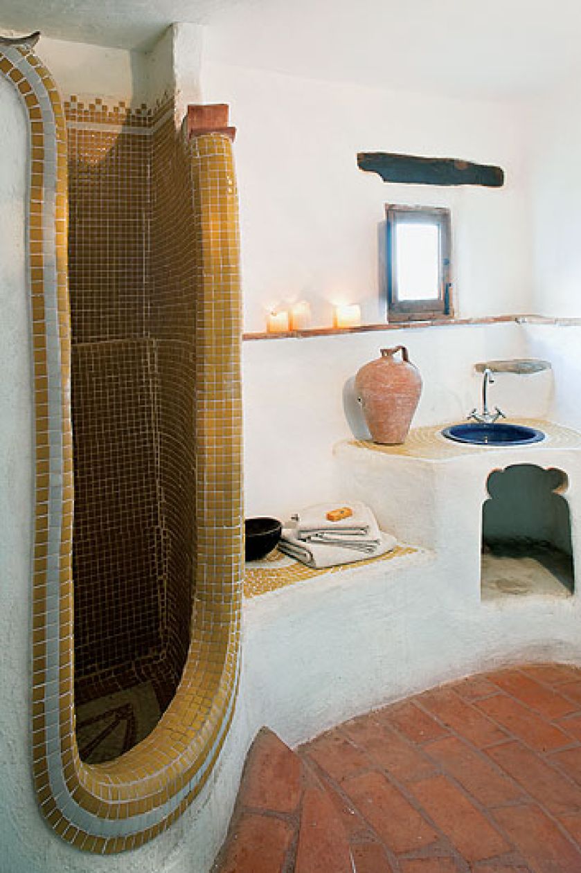 Łazienka hiszpańska w tradycyjnej chacie w Andaluzji. Wykorzystano wodoodporny tynk robiony na wzór mineralnej zaprawy