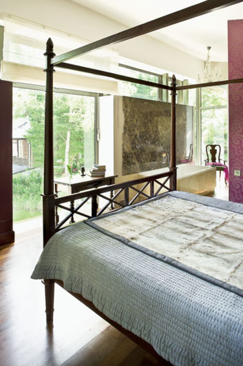 Łóżko firmy Flamant. Pracownia w modernistycznym domu