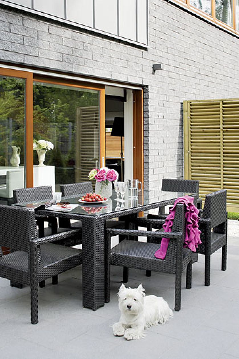 Ludwik w landrynkowym kolorze i kandelabr otulony aksamitem. Dom urządzony pomysłowymi meblami.