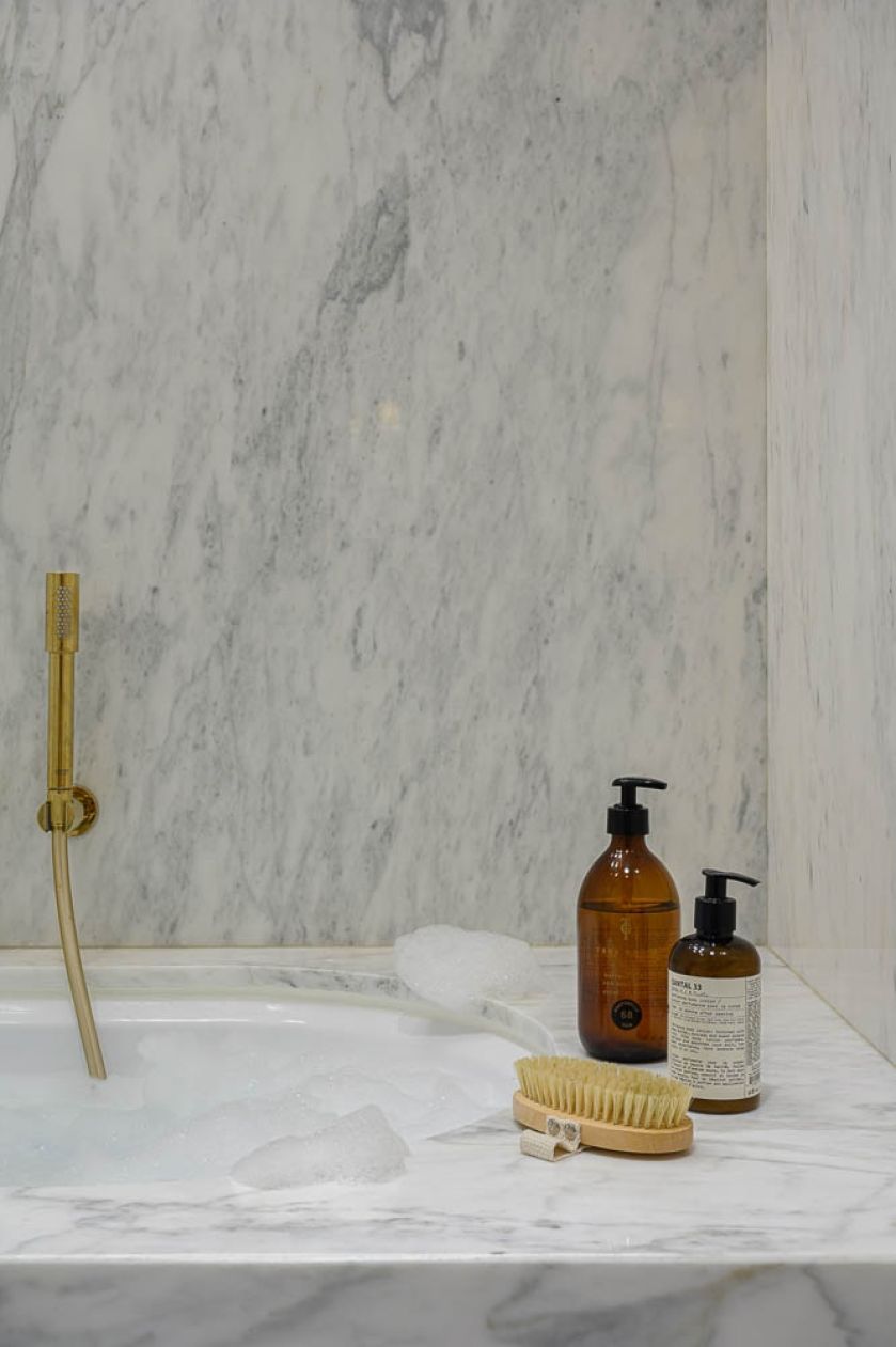 biała łazienka złote dodatki