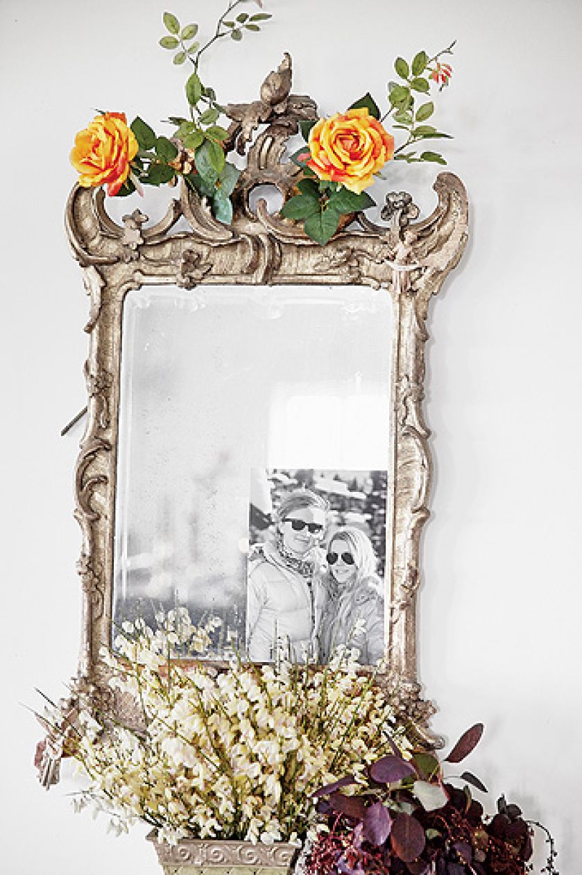 Lustro w rzeźbionej ramie. Dom nad morzem, spokój z odrobiną Orientu