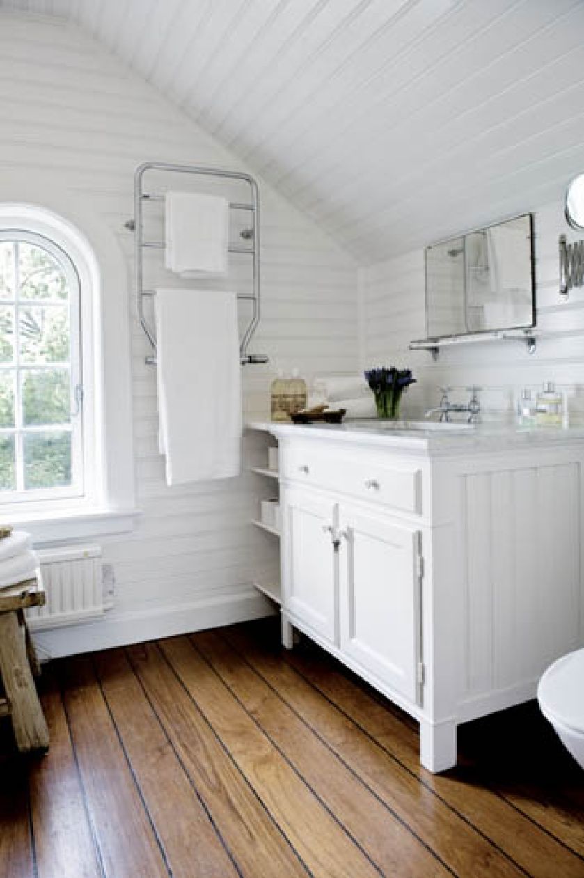 Mahoniowa podłoga w łazience. Drewniany dom nad morzem