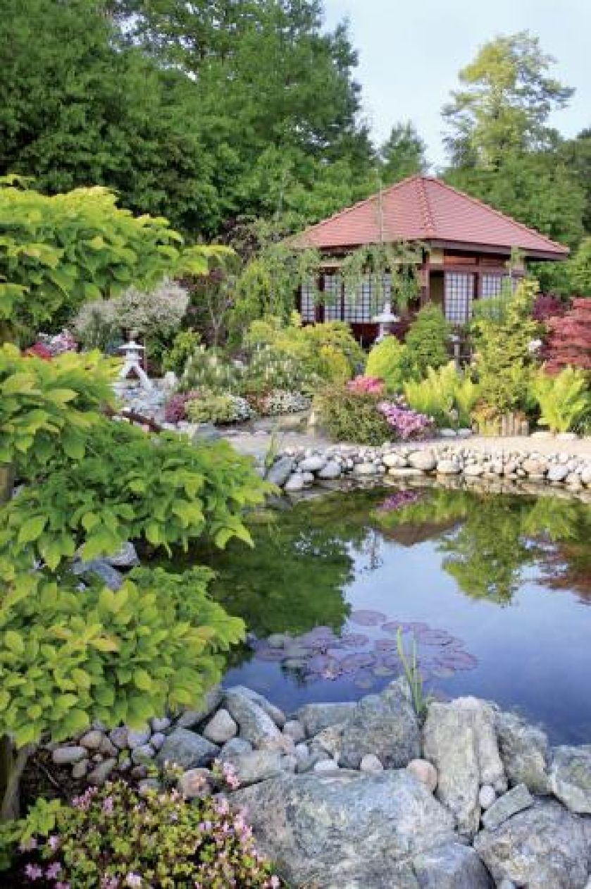 Mała altanka komponuje się z otaczającymi ją roślinami.