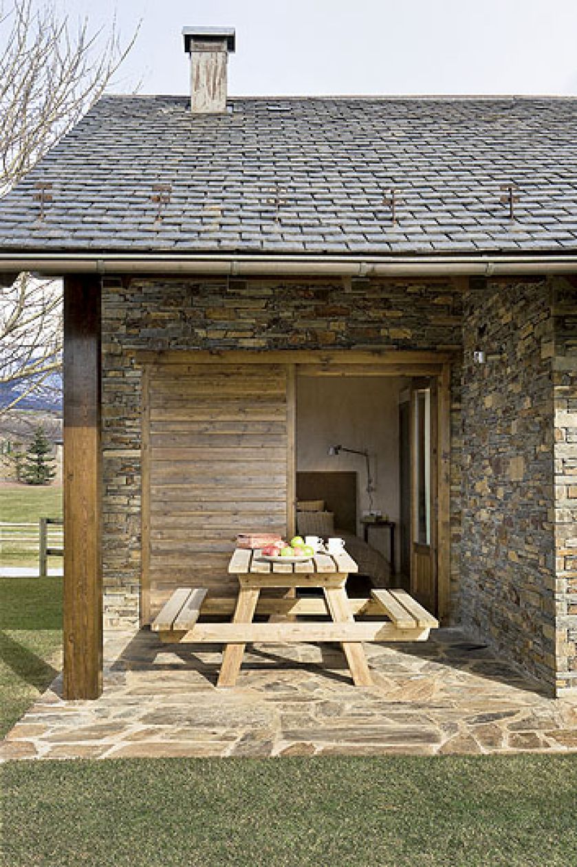 Mały stół do kameralnych spotkań. Dom na wzgórzach Katalonii