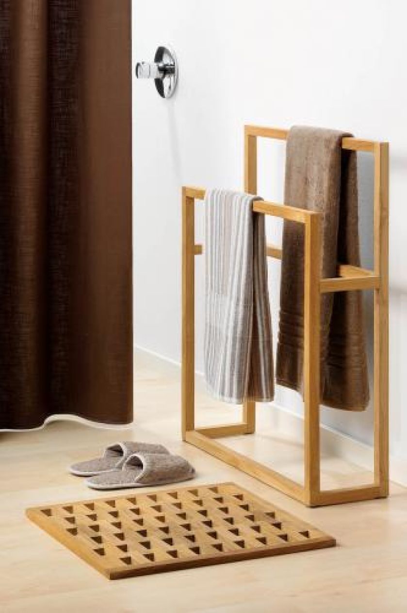 Mata pod prysznic (50 x 50 cm) - 159 zł, stelaż na ręczniki - 362 zł. CORAM