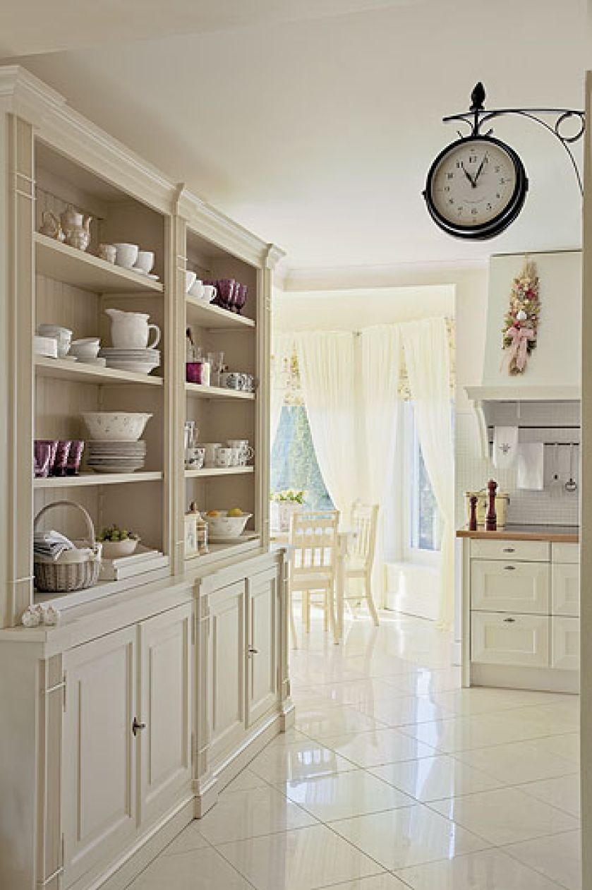 Meble do kuchni ze sklepu Studio 69. Na honorowym miejscu stoi porcelanowa zastawa z Chodzieży.