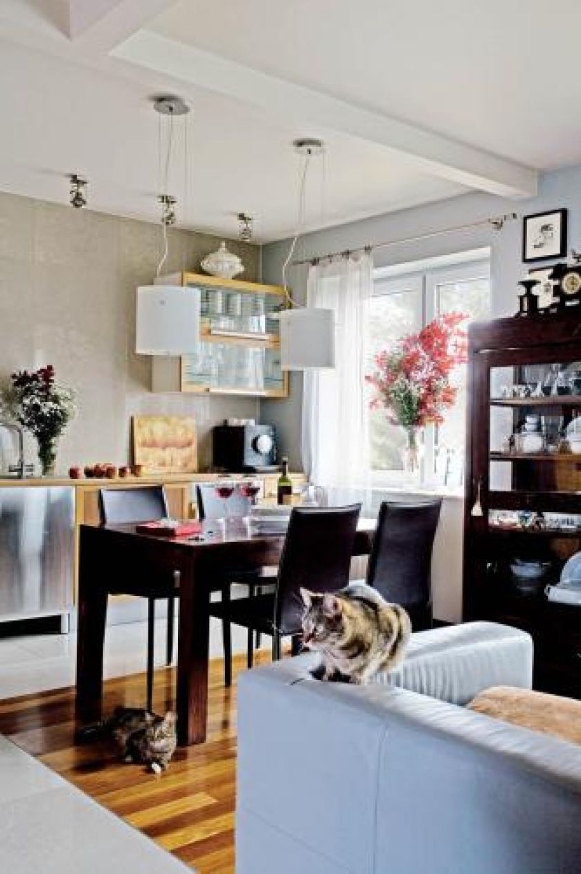 Meble, w przeciwieństwie do drobiazgów są raczej proste - kuchnia z Ikei, stół i stoliki kawowe z Formy Kolonialnej,