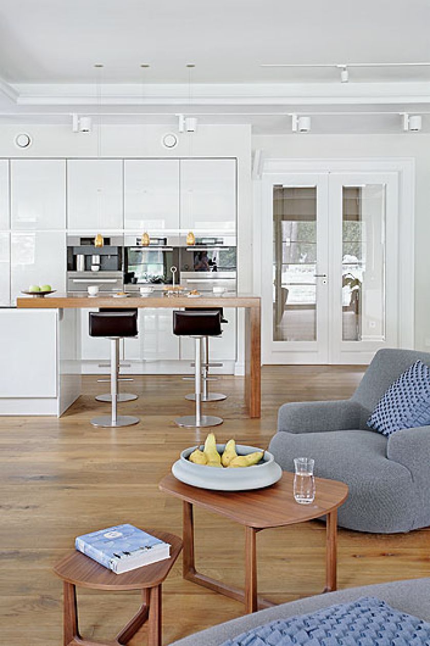 Meble zamówione w Studio Forma 96. Są tak dopasowane, że idealnie wypełniają ogromny parter, gdzie