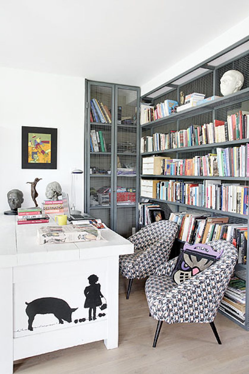 Metalowe szafa i regał na książki - jego plecy są jednocześnie efektowną i bezpieczną poręczą.