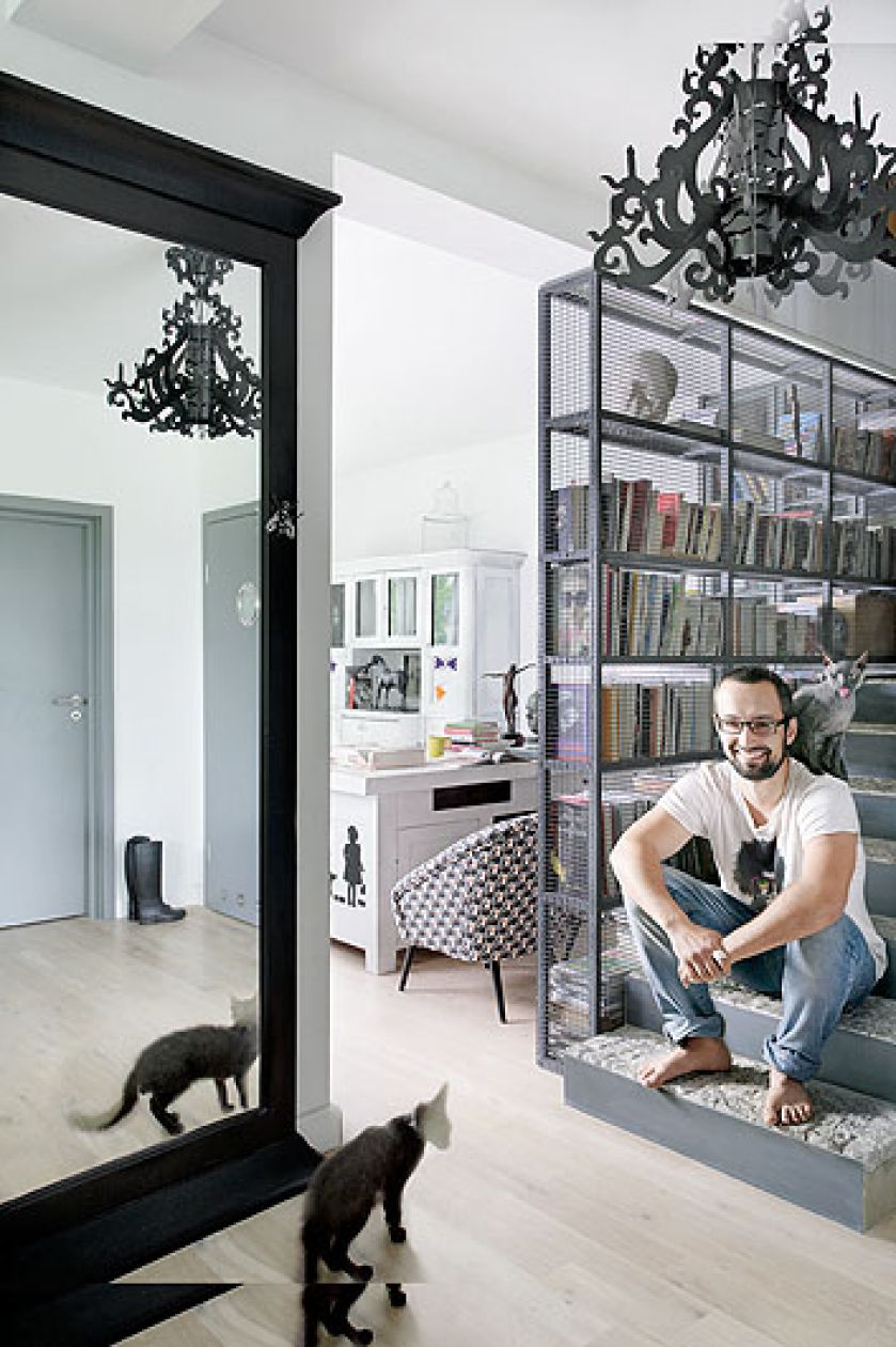 Metalowe szafa i regał na książki - jego plecy są jednocześnie efektowną i bezpieczną poręczą.