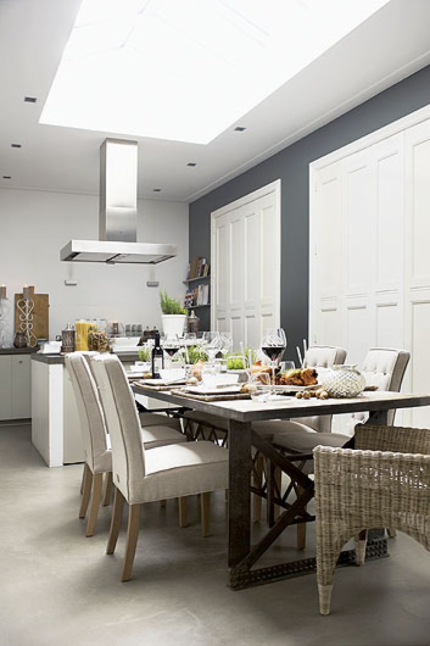 Metalowy stół Brooklyn z blatem z postarzanego drewna – od 7050 zł. Krzesła Cape Breton z haczykiem na