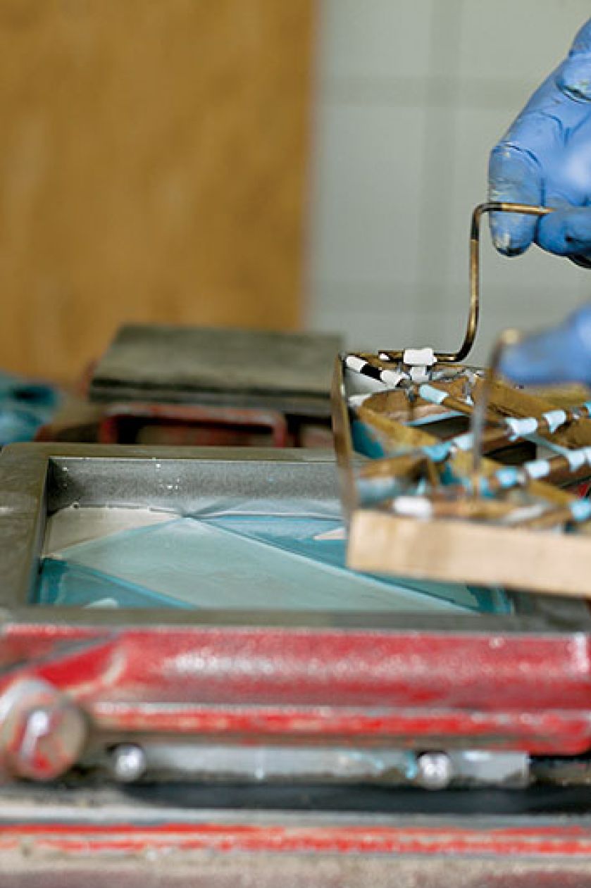 Metalowy wzornik wkładamy do stalowej formy. Potem wlewamy do niego masę cementowo-marmurową i pod prasę. Ale diabeł tkwi w