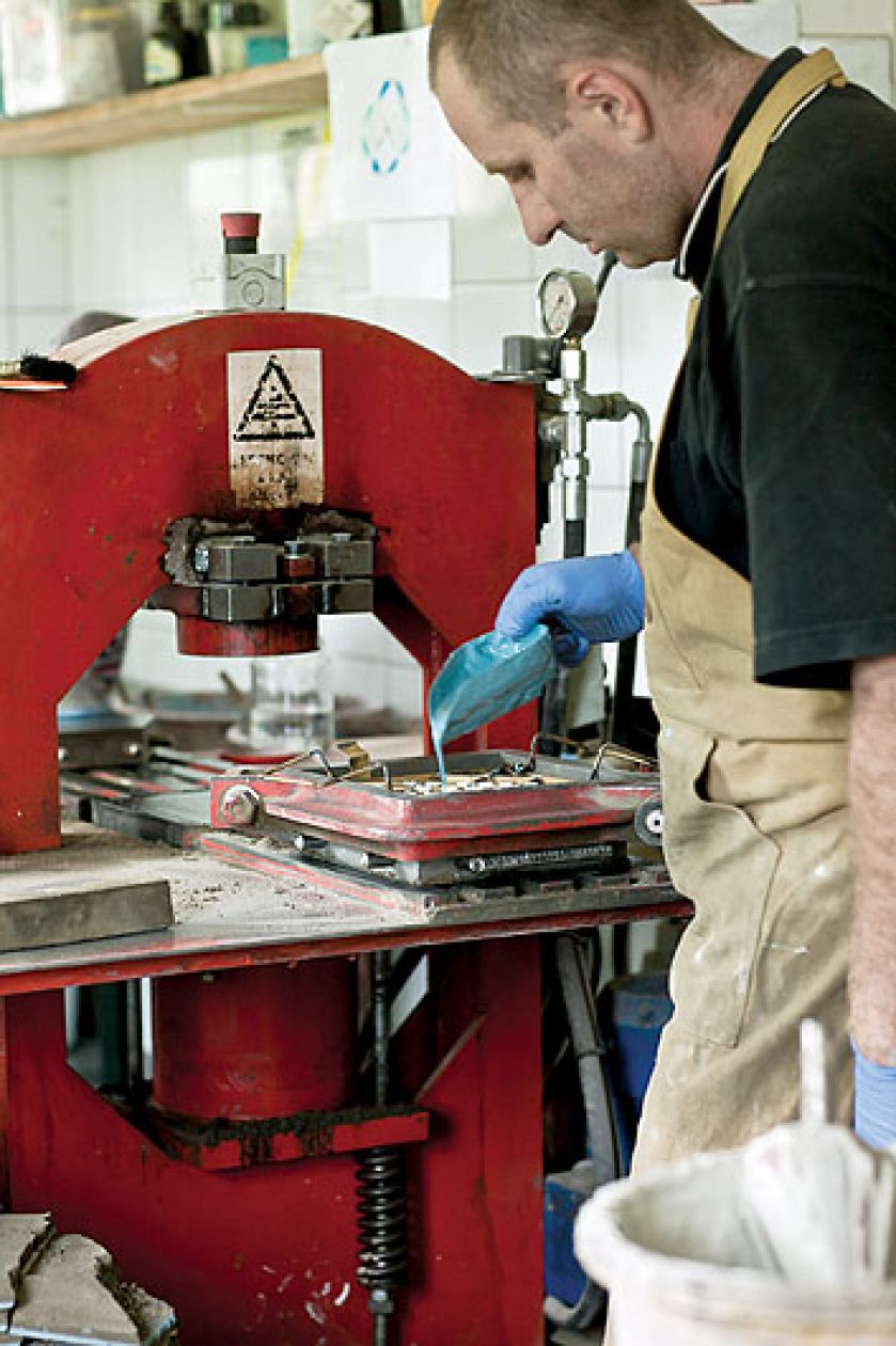 Metalowy wzornik wkładamy do stalowej formy. Potem wlewamy do niego masę cementowo-marmurową i pod prasę. Ale diabeł tkwi w