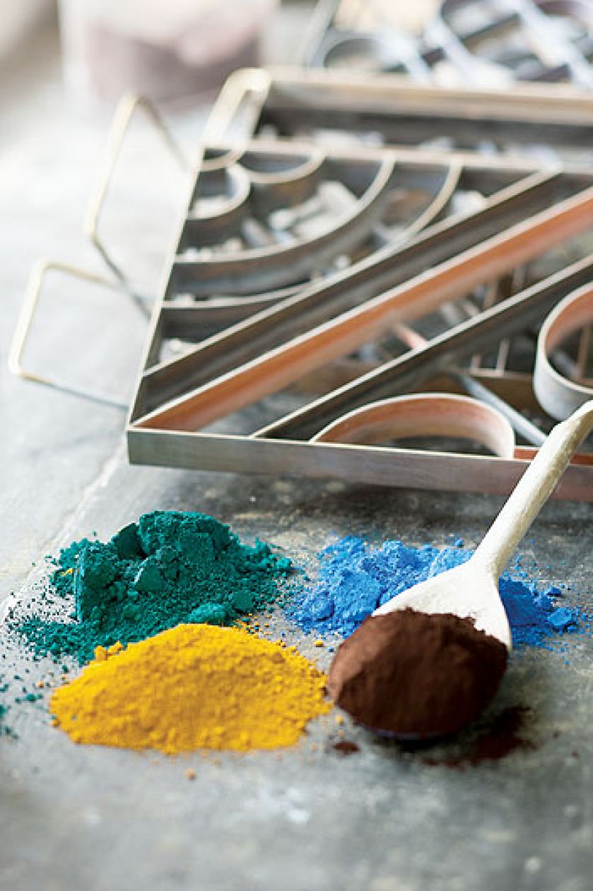 Metalowy wzornik wkładamy do stalowej formy. Potem wlewamy do niego masę cementowo-marmurową i pod prasę. Ale diabeł tkwi w