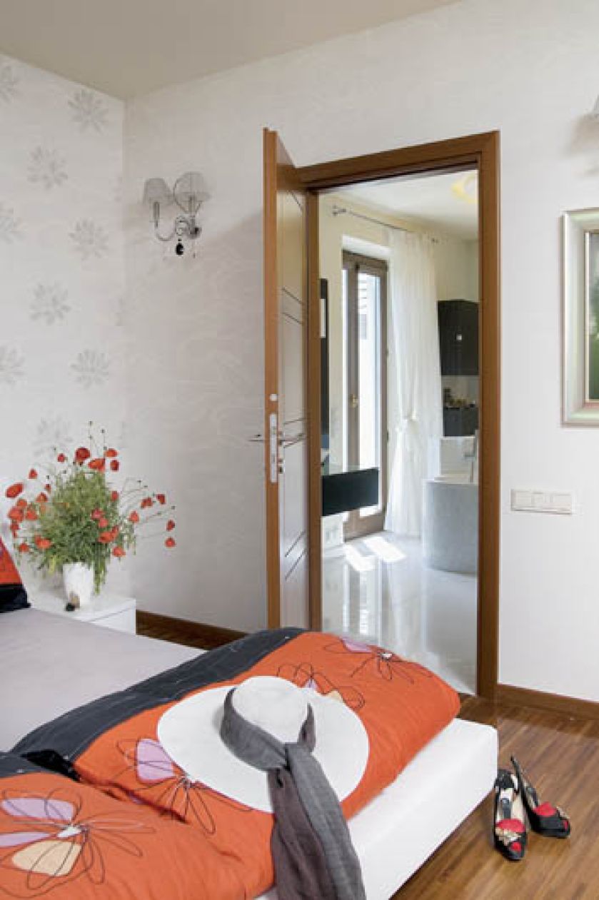 Miała być spokojna dlatego wykorzystano tapety w delikatny wzór i dyskretne boczne światło.