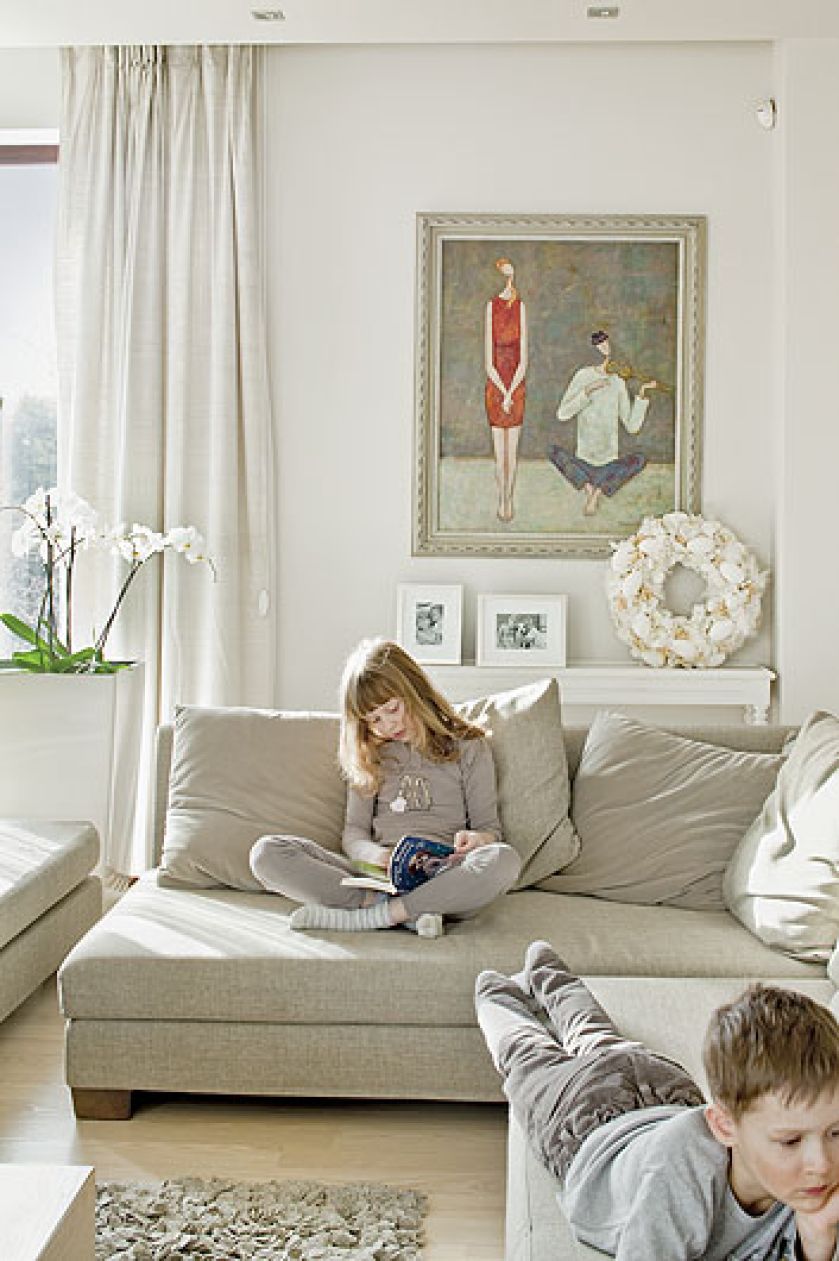 Miało być minimalistyczne, ale nie jak w laboratorium dlatego gospodyni zadbała o włochate dywany, tkaniny i dodatki w koloże