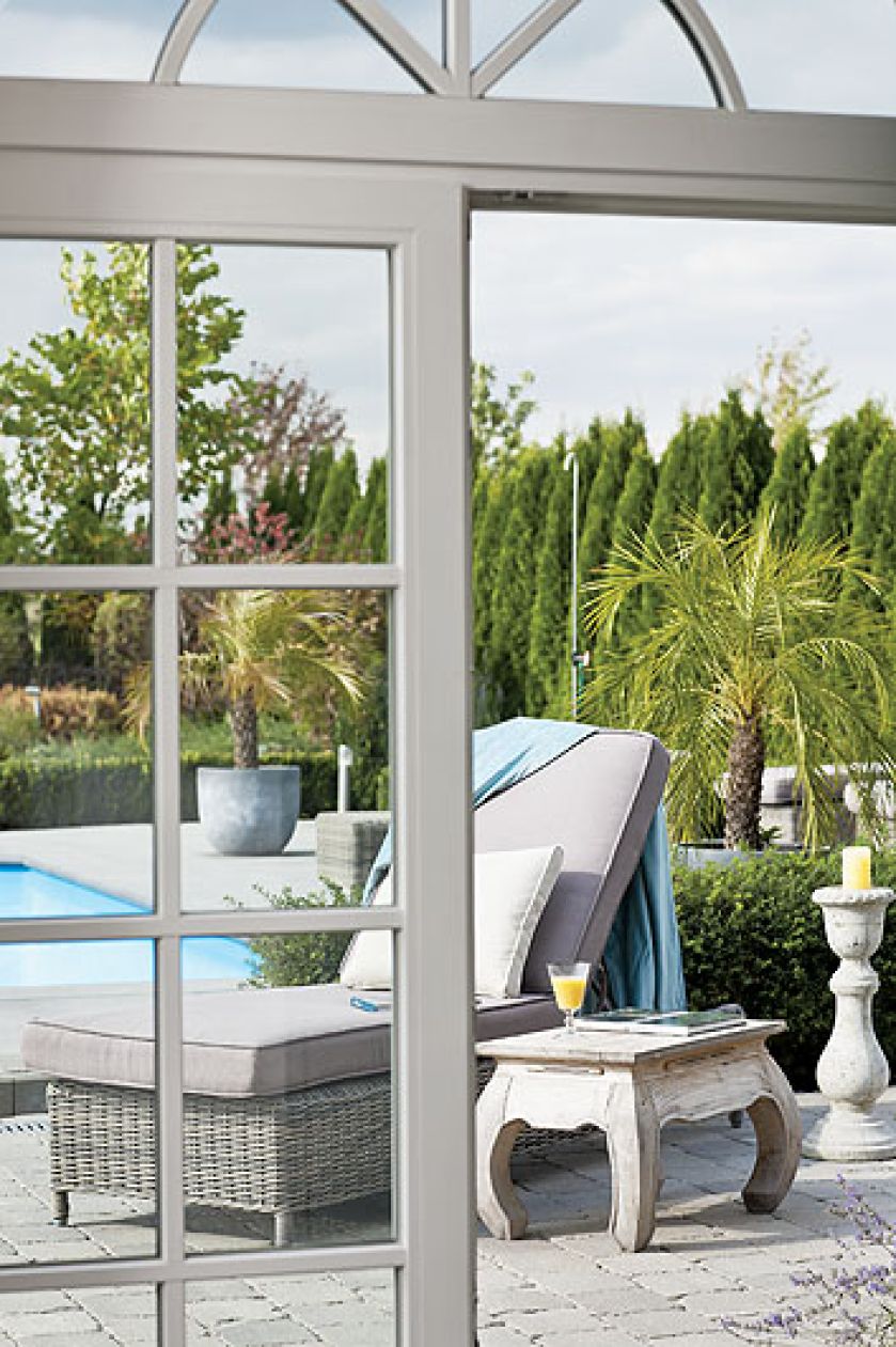 Miejsce do odpoczynku nad basenem. Eklektyzm z egzotyką