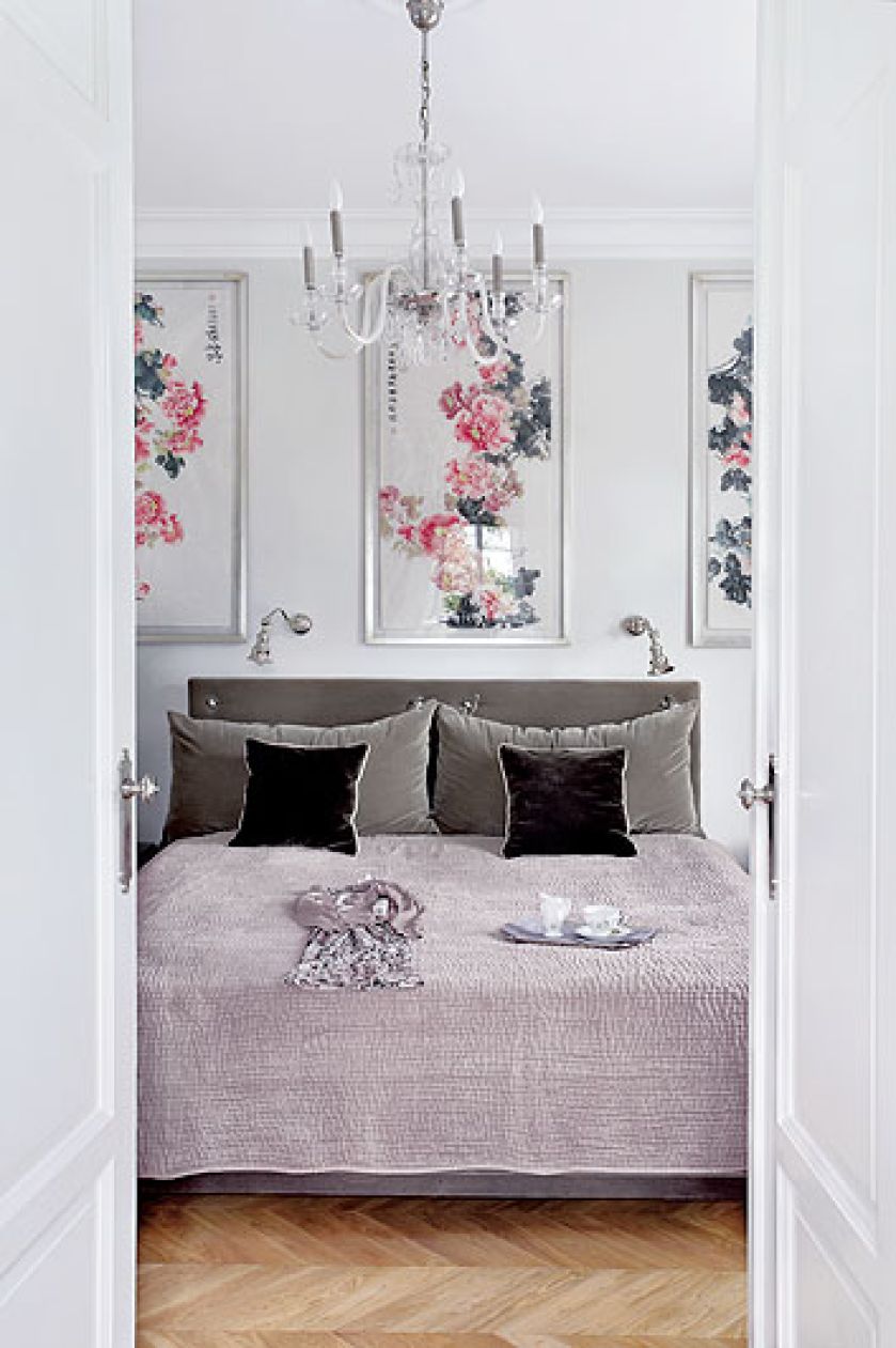 Miękki buduarowy klimat tworzą zmysłowe tkaniny: aksamitne poduszki, narzuta i zagłówek łóżka z Bad Breakfast Home.