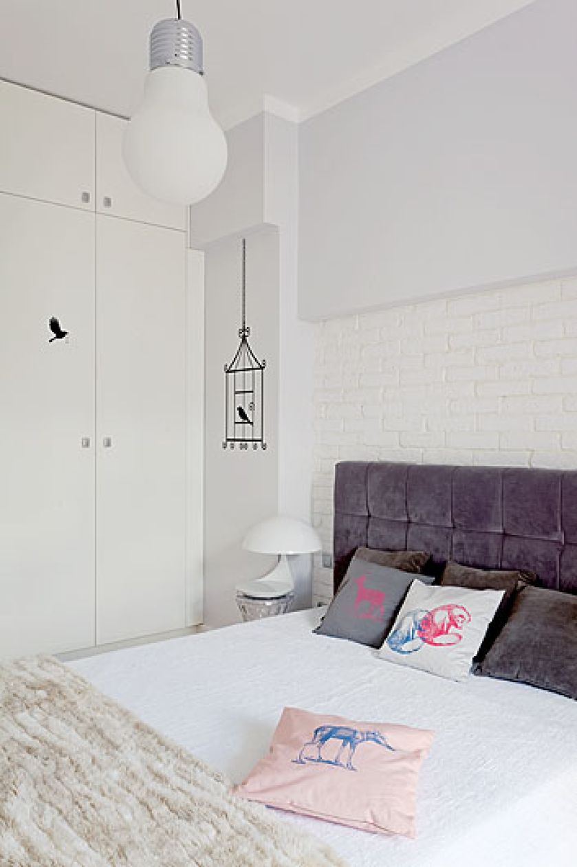 Mieszkanie Anny Popek - styl: lekko paryski. Kolory: morze bieli z nutą różu i pomarańczy. Miejsce: kamienica sprzed stu lat.