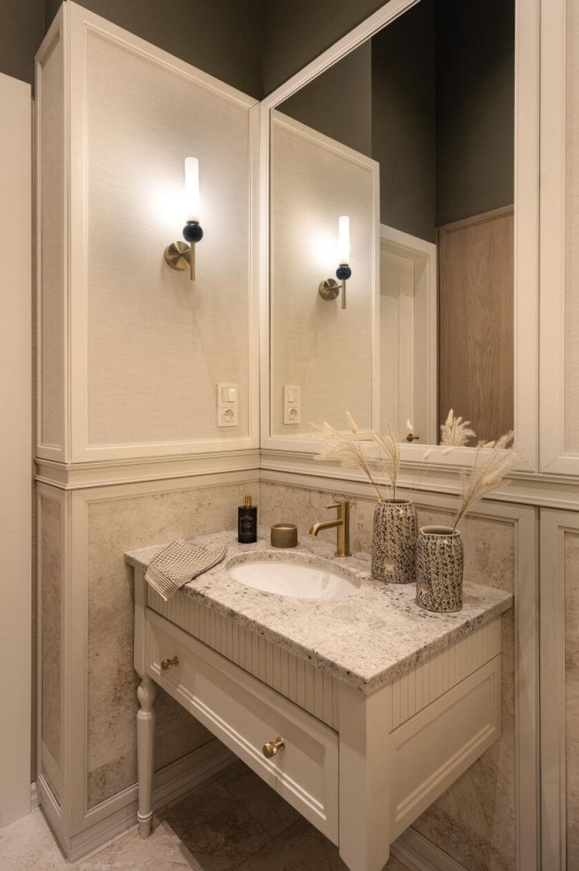 elegancka łazienka z ciemnym sufitem