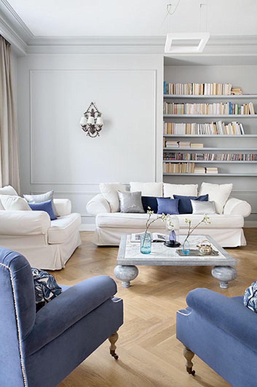 Mieszkanie w kamienicy urządzone w szarościach, bieli i błekicie.