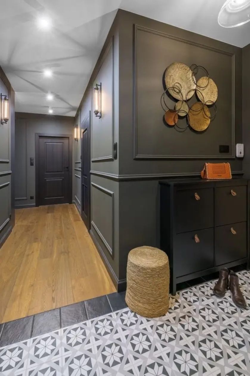 hol przedpokój w ciemnych kolorach