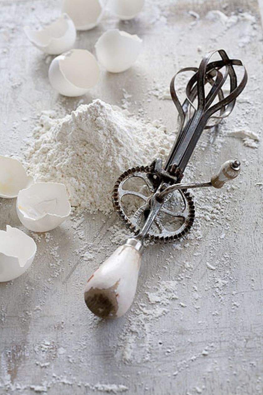 Mikser ręczny z drewnianą korbką i rączką. Martina/The food passionates/Corbis