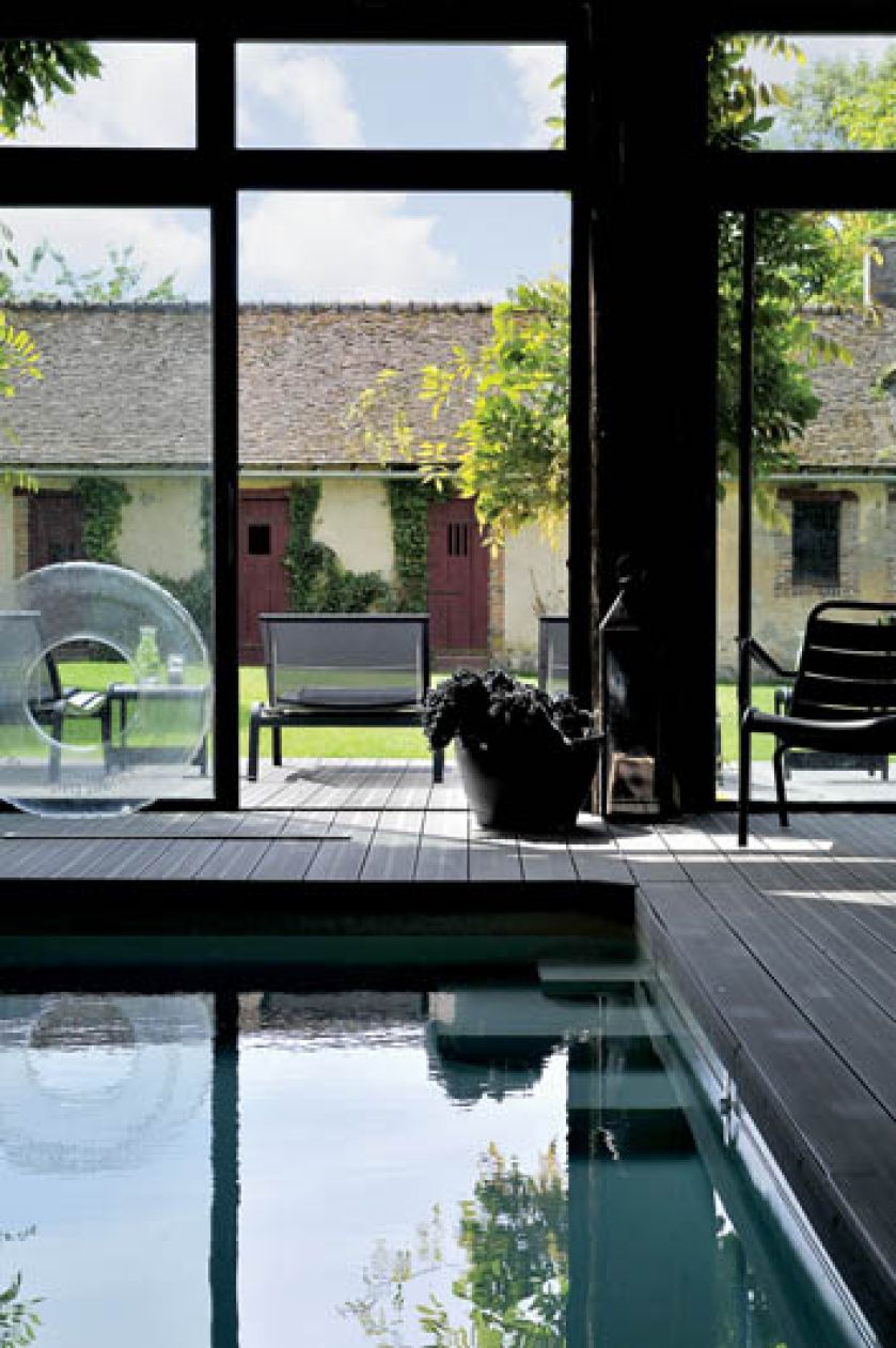 Minimalistyczny basen zdobi... sielski widok za oknem.