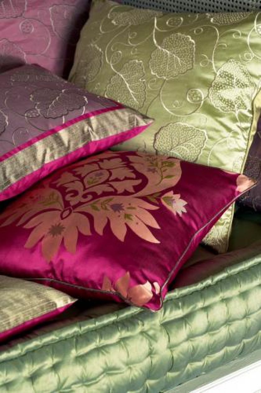 Motywy roślinne na tkaninach Mereville, bordową poduszkę uszyto z tkaniny Courances, marka Sanderson. DECODORE