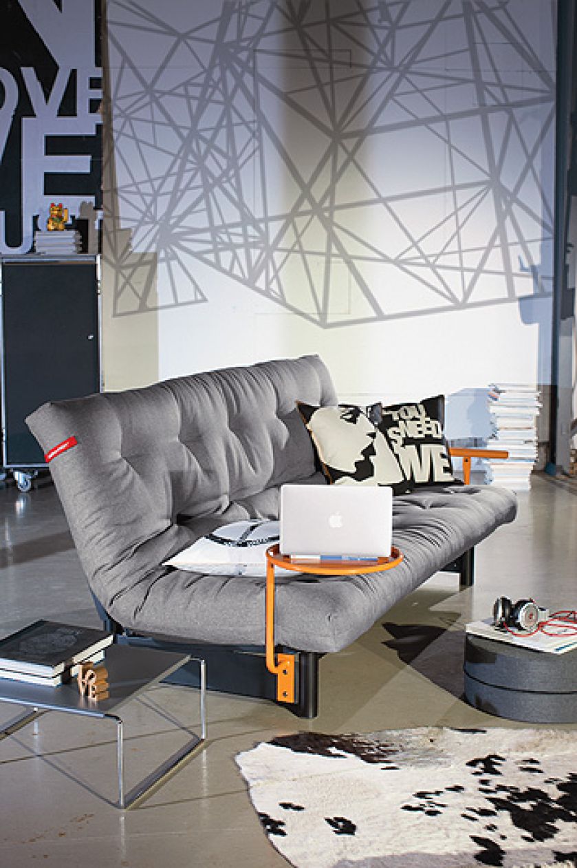 Może pełnić funkcję łóżka (jest rozkładana) albo minibiurka (na stolikach zmieści się laptop). Wymiary – 140