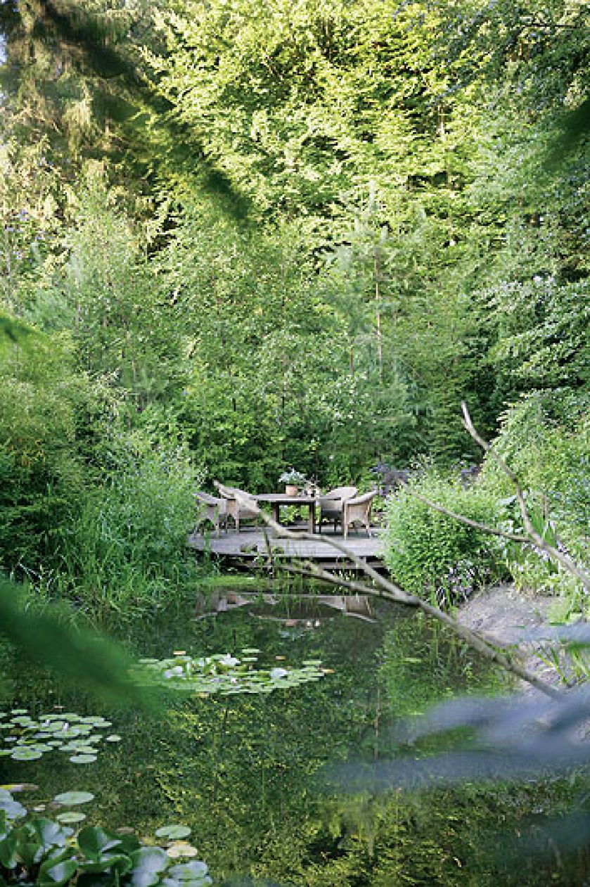 Na drewnianym pomoście goście mogą napić się kawy
