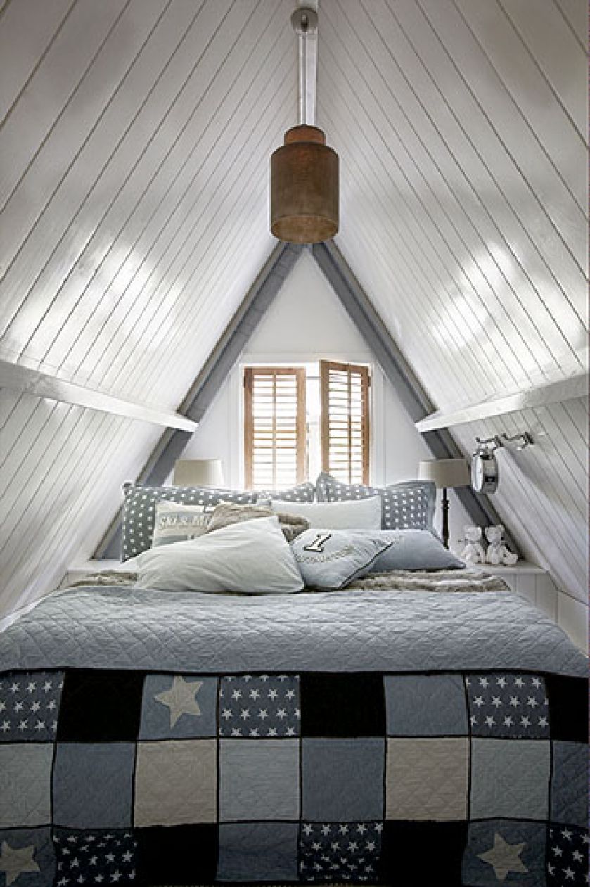 Na poddaszu, które kształtem przypomina namiot, wiekowe kufry, jakby przywiezione z egzotycznej wyprawy.