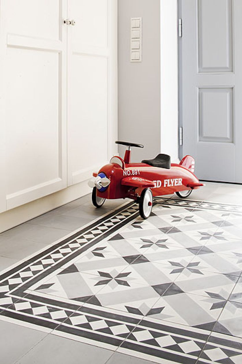 Na podłodze kafle z manufaktury purpura