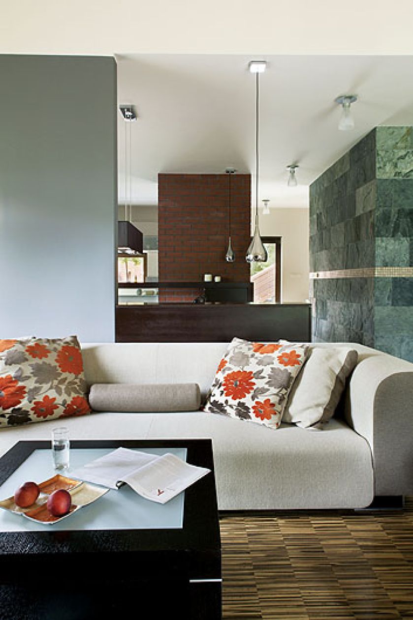 Na podłodze lakierowany dębowy parkiet przemysłowy.