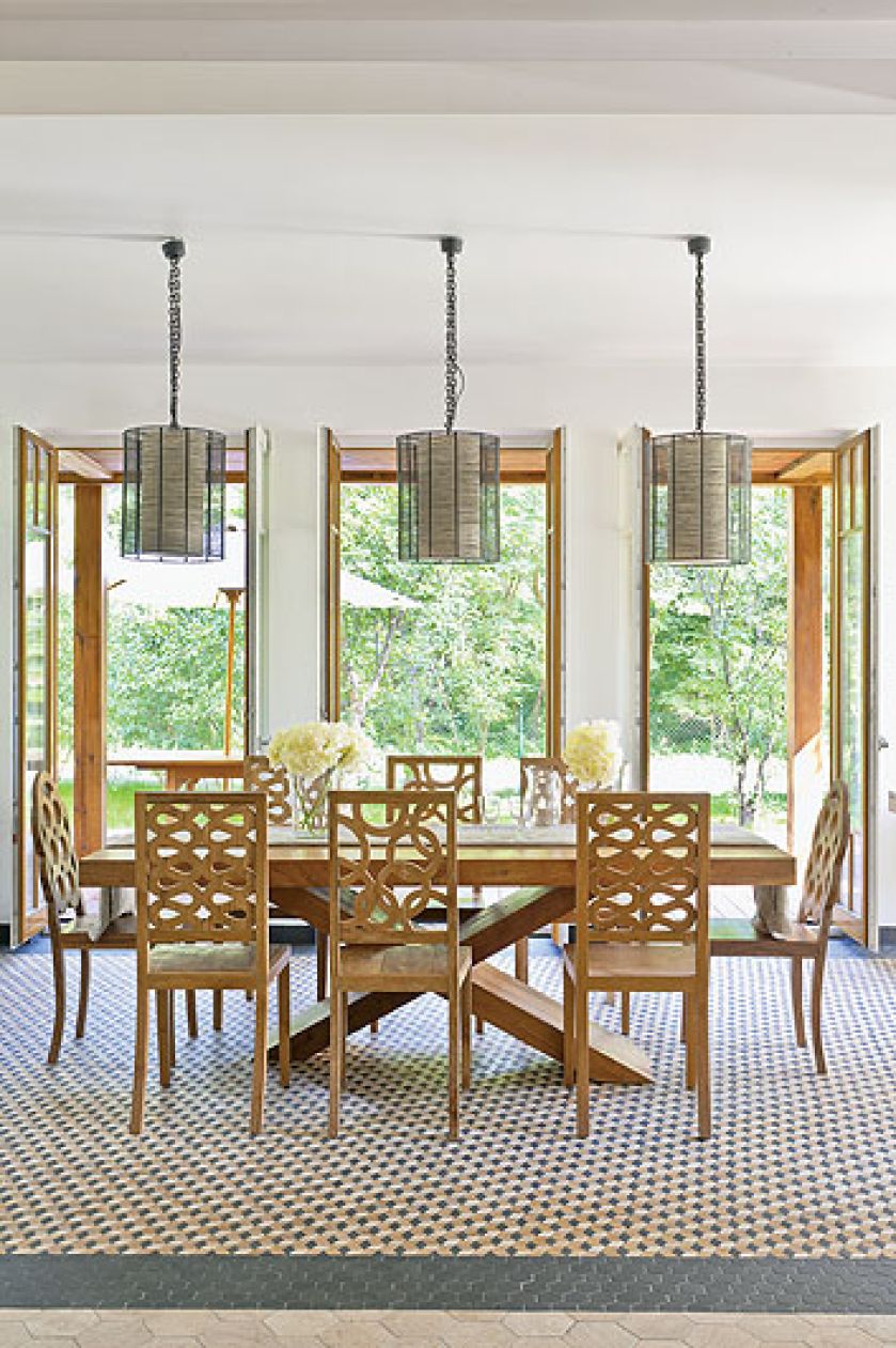 Na podłodze mozaika z tysięcy kosteczek - miks kamienia rzecznego, marmurów i lawy.