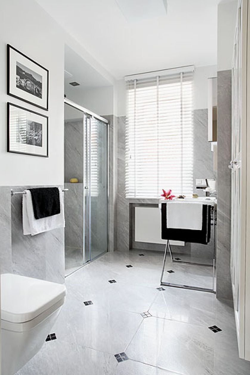 Na podłodze płytki La Faenza, które przycieto tak, by wstawić czarne kostki.