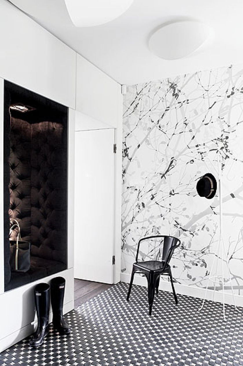 Na ścianie tapeta nawiązująca do japońskich grafik, do tego zabawna tapicerowana grafitowym welurem podświetlona wnęka,