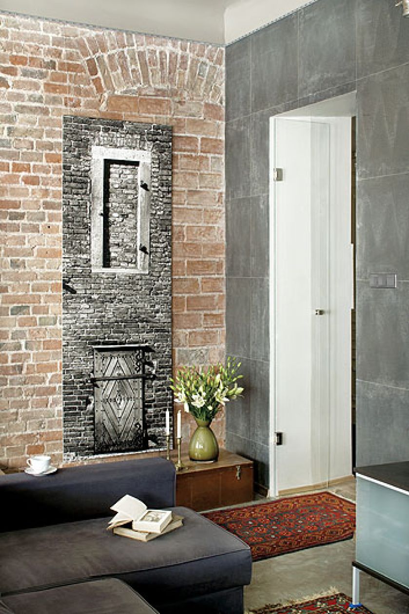 Na ścianie wiszą czarno-białe fotografie gospodarza zrobione w Gdańsku.