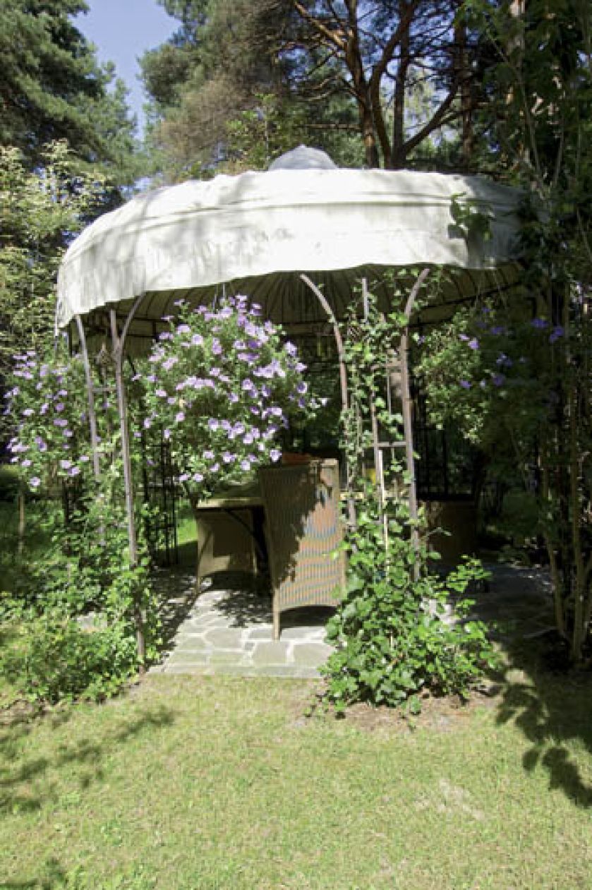 Na skraju lasku stoi kuta altanka, w sam raz na popołudniową herbatę albo lunch w słońcu.