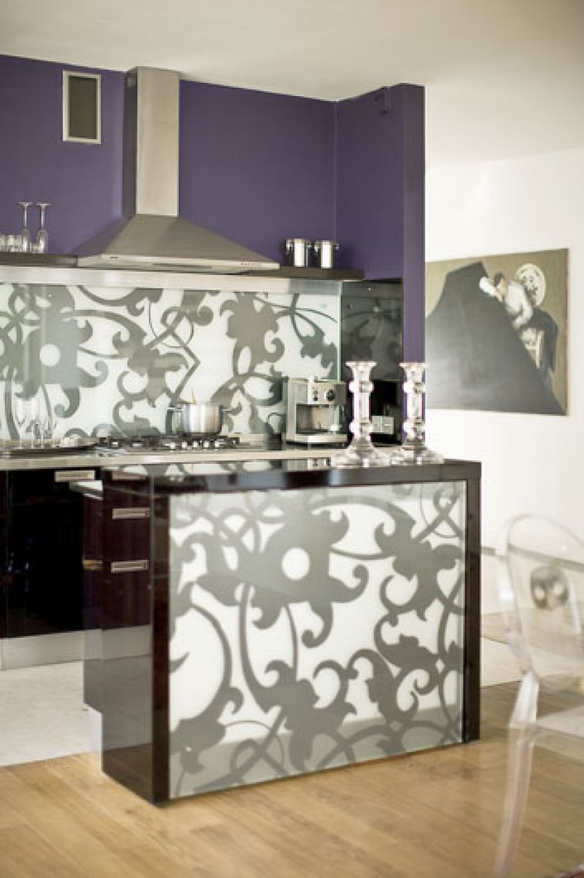 Na szklanym froncie wyspy wycięto laserem renesansowy wzór.