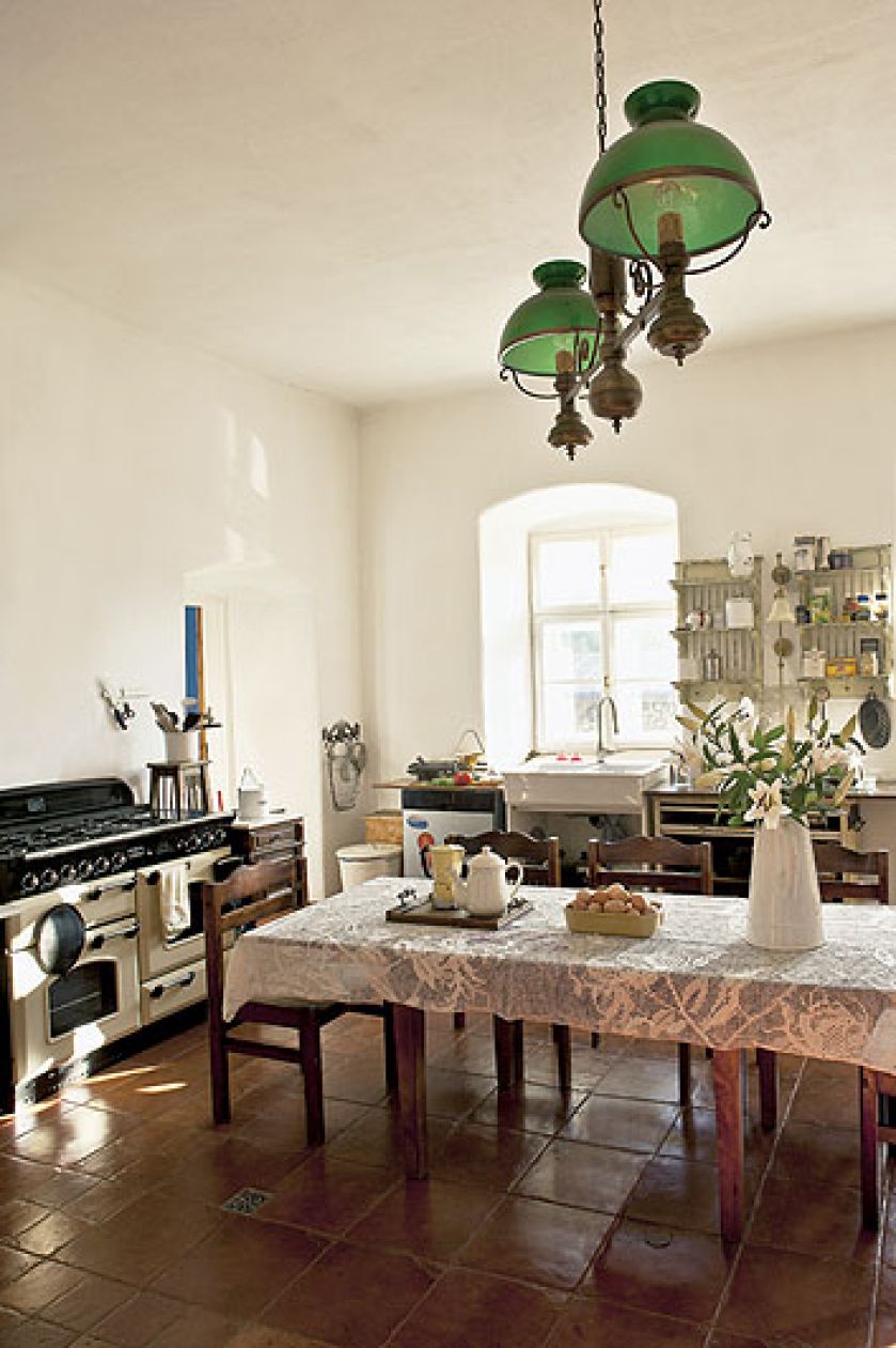 Nad blatem nie ma szafek. W części jadalnej stoją kredensy.