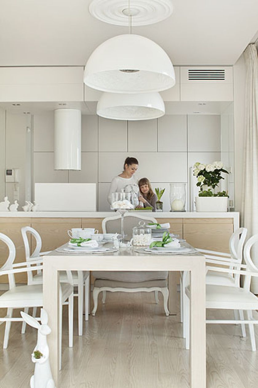 Nad stołem wiszą lampy Skygarden Marcela - idealny przykład połączenia nowoczesnego wzornictwa z klasycznymi kwiatowymi