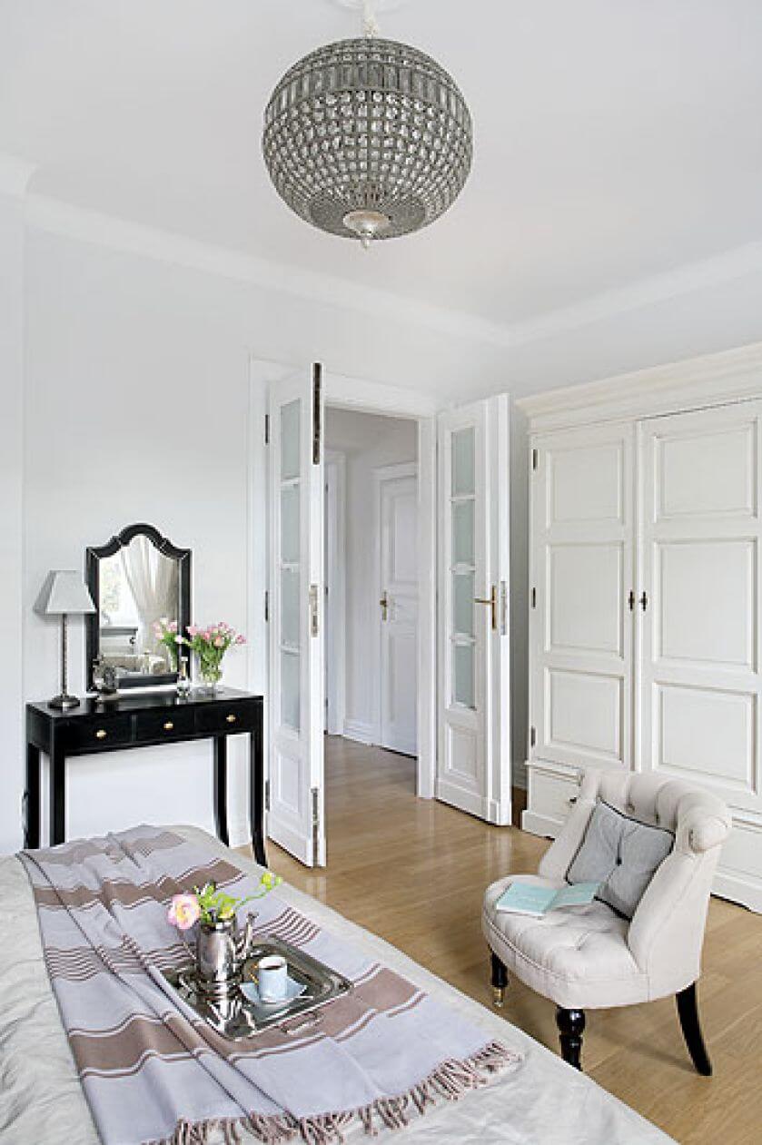 Najlepsze marki, stonowane kolory i odrobina glamour. Eleganckie mieszkanie w stylu francuskim.