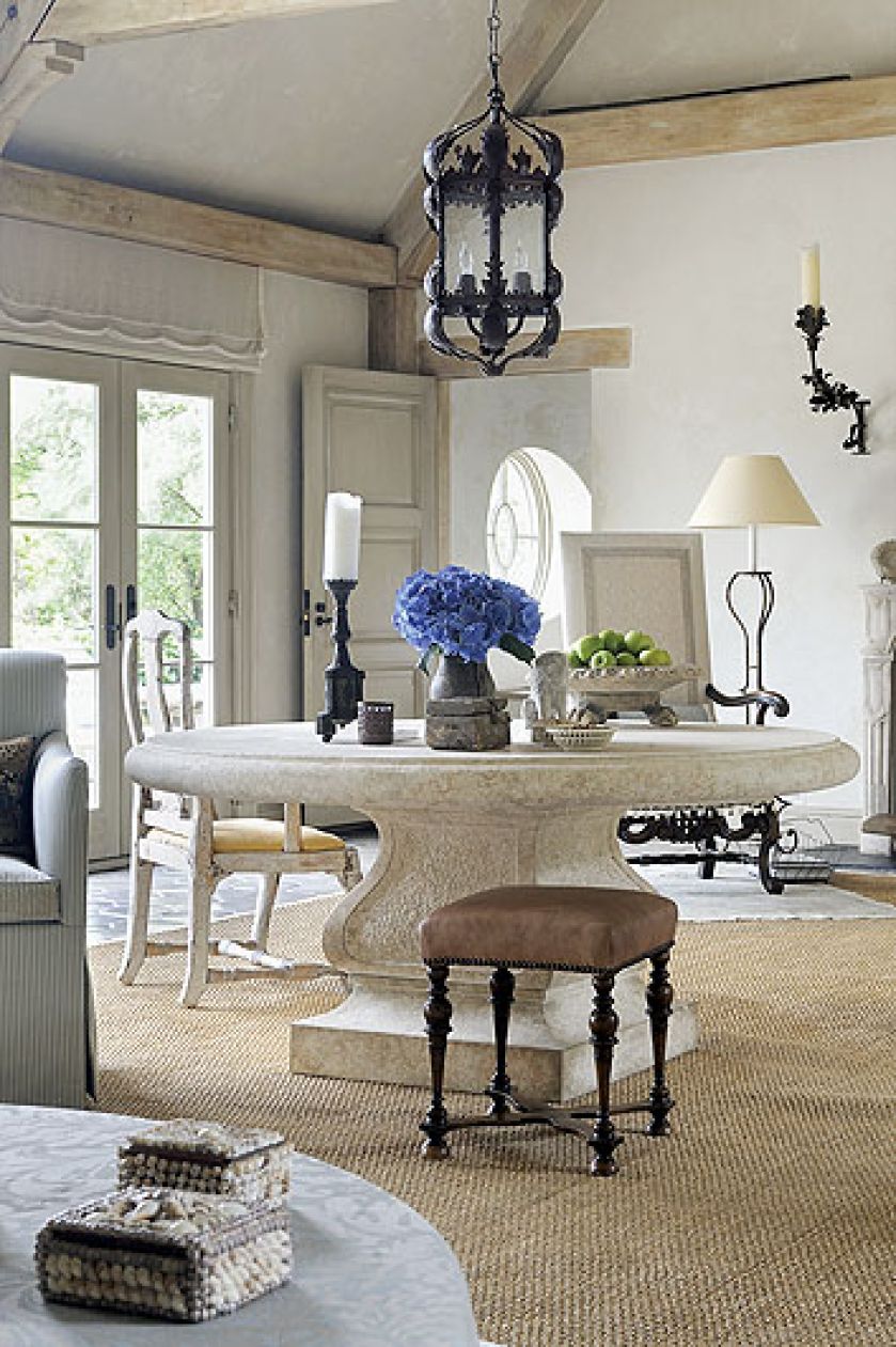 Naturalne materiały: lniane kotary, drewniane belki i kamienna podłoga.