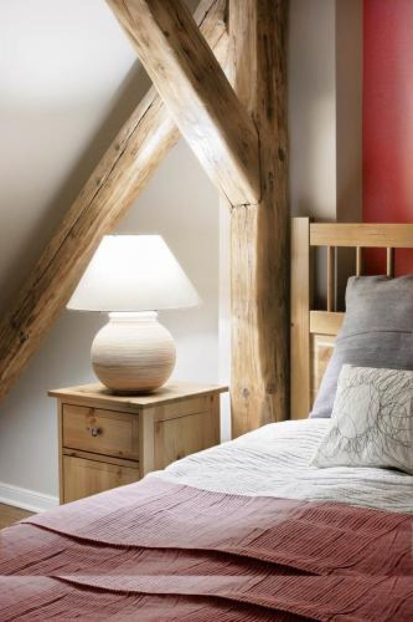 Naturalnne jest piękne. W takiej sypialni nie potrzeba więcej ozdób, dekoracją jest już samo drewno.