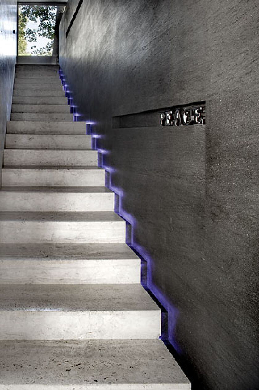 Nawet wąskie betonowe schody zamyka okno.