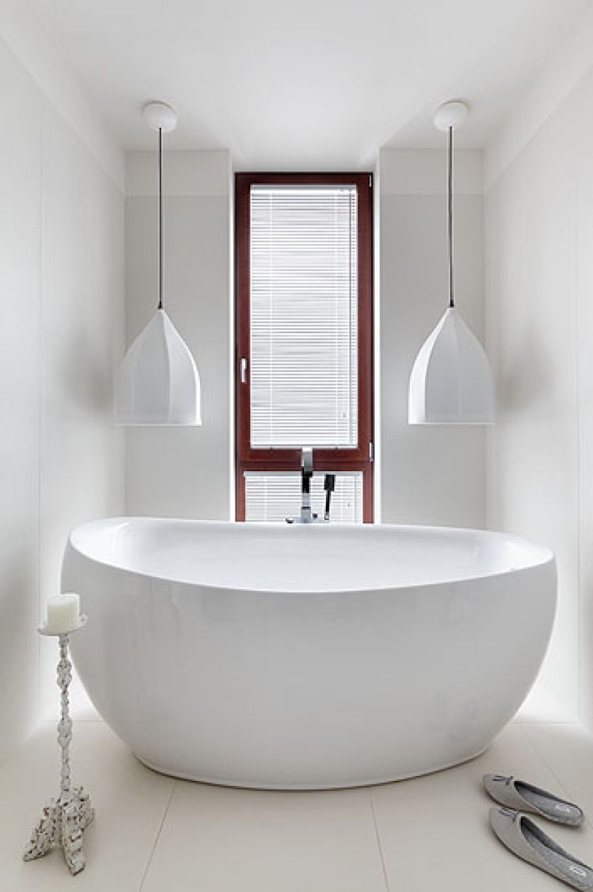 Nawet z dwójką dzieci i rozbrykanym terrierem można żyć w domu pełnym białych kanap, dywanów i szaf.